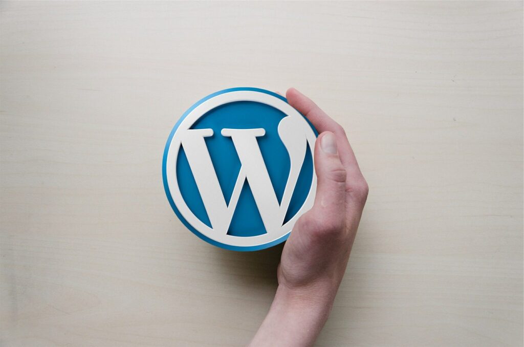 Een hand die het WordPress -logo vasthoudt