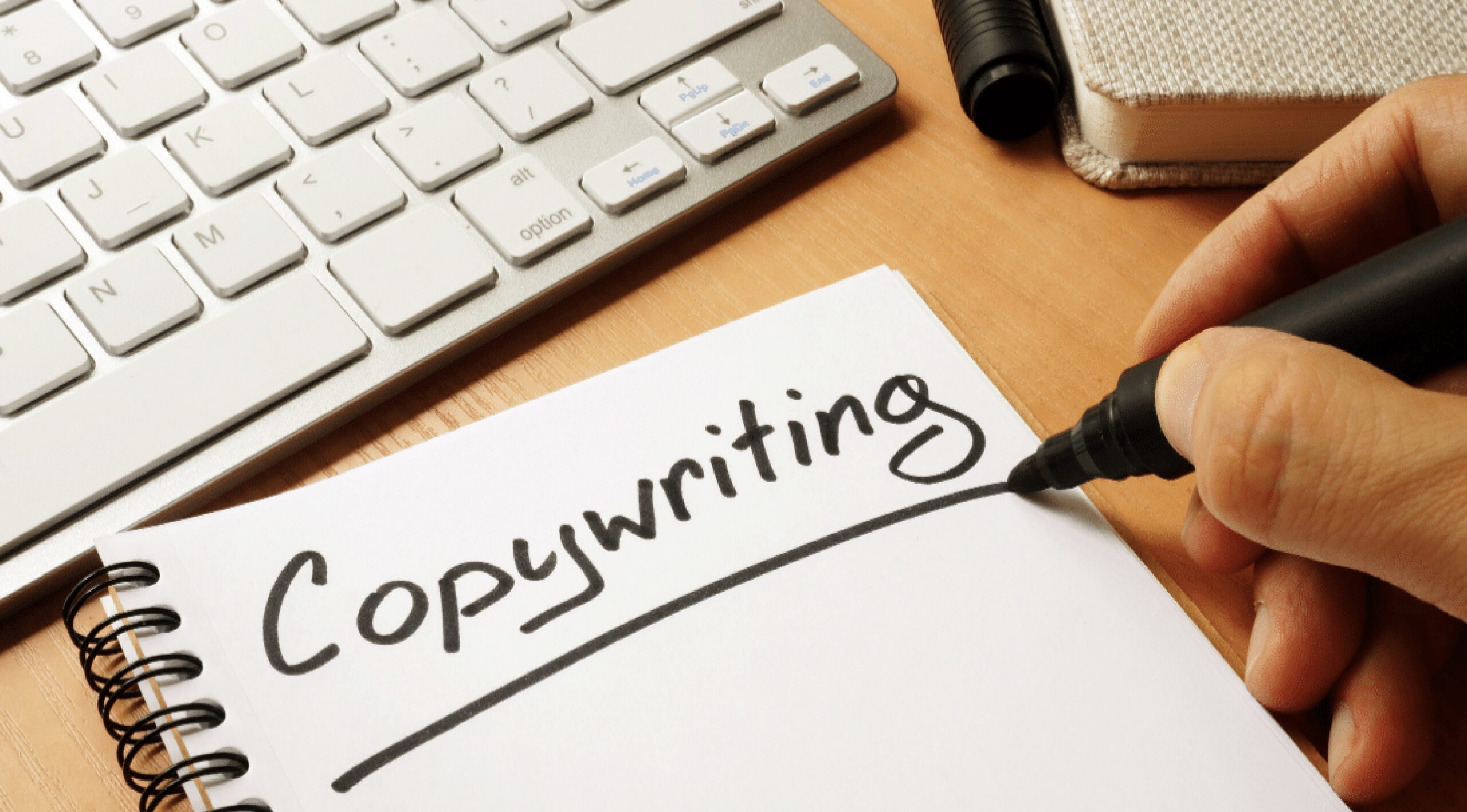 Un copywriteur devant son ordinateur