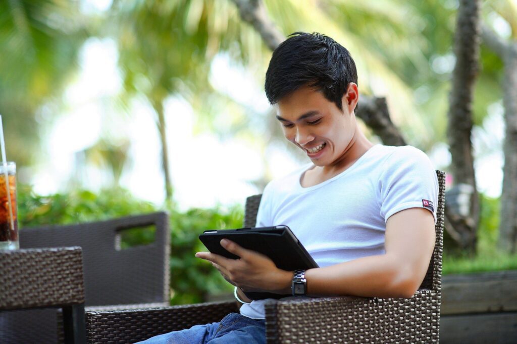 Un homme entrain d'envoyer un SMS.