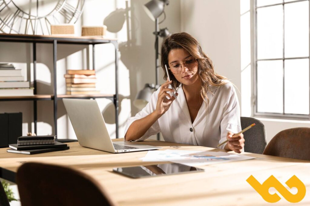 Une femme d'affaire travaillant sur un plan de prospection BtoB